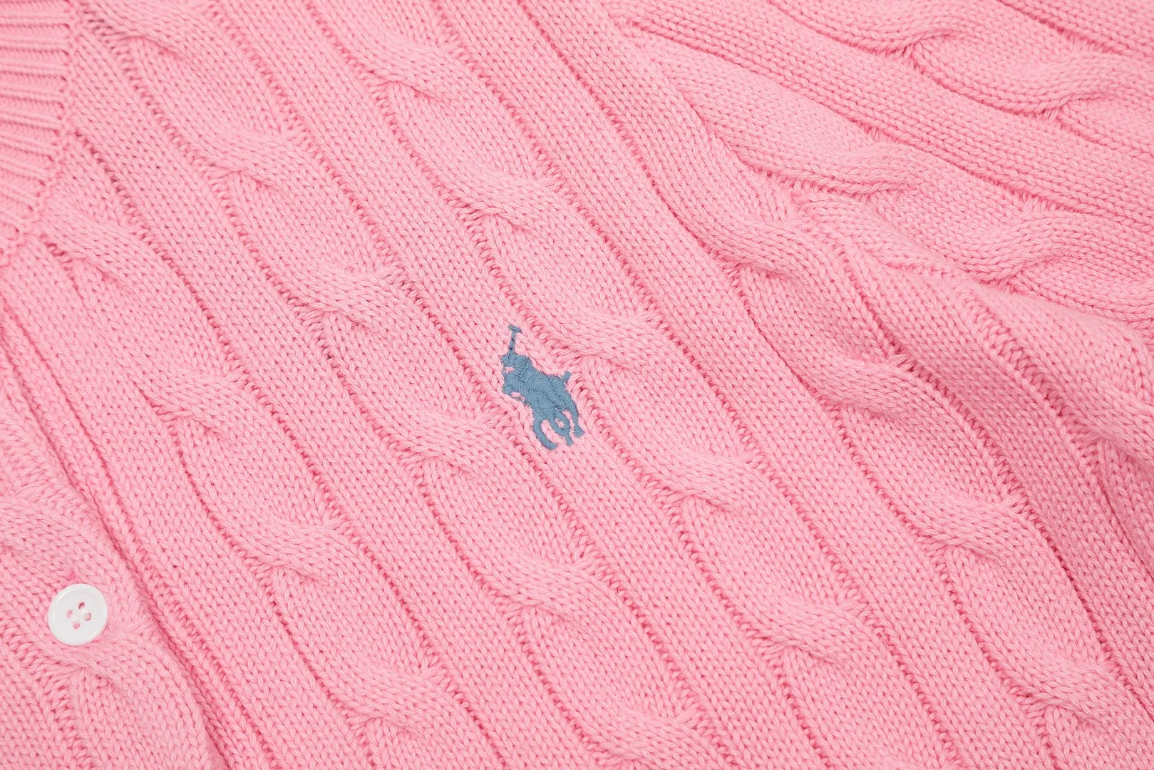🅿️176 Top quality" Style number: DS021# (not off the shelves all year round) [Ralph Lauren round neck cardigan solid color pony embroidered logo knitted short sleeves] ✅Ralph Lauren classic basic versatile all-season cardigan knitted short sleeves ✅Main supplier platform live broadcast Wholesale entities Replenish when out of stock Not off the shelves ✅ZP quality 1:1 version Scan the code to enter the GF website Counter quality ✅Details and quality are the only one in Guangzhou. Imported quality cotton yarn, focusing on high-end, cost-effective. Needless to say good quality. ✅The version is restored to the original order. The maximum size can be worn up to 160 pounds. Loose, comfortable and stress-free.